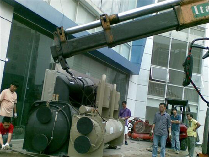 金秀县随车吊和汽车吊的核心区别是什么？哪种更省钱？