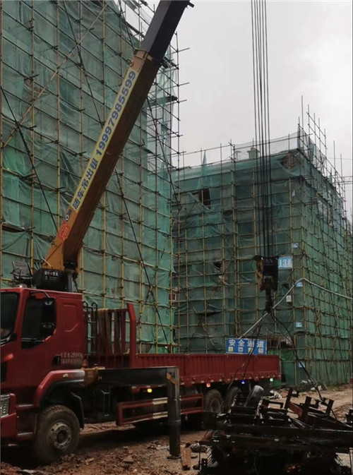 金秀县“慢工细活”—— 吊车的 “微动控制” 技术